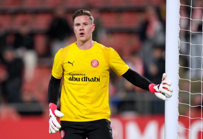 Marc-André ter Stegen von Girona FC wärmt sich vor dem LaLiga-Spiel gegen Getafe CF im Montilivi-Stadion auf. Der deutsche Nationaltorhüter stand am 26. Januar 2026 in Girona beim Heimspiel seines Klubs auf dem Platz. (Alex Caparros / Getty Images Europe via Getty Images)