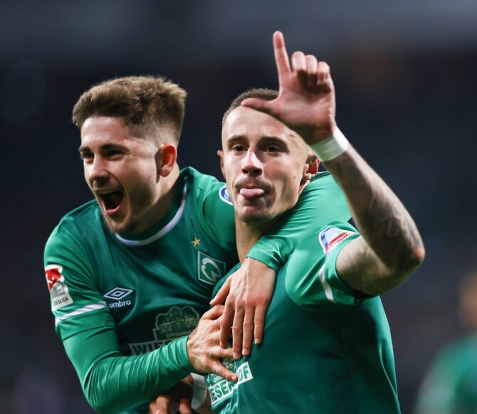 Marco Friedl bejubelt mit Romano Schmid sein Tor für Werder Bremen