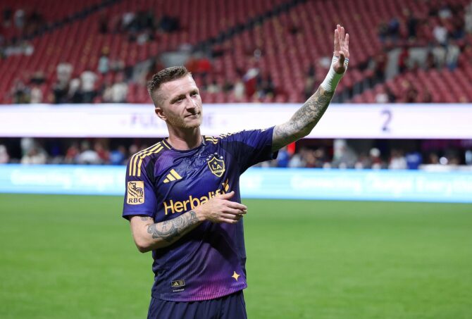 Marco Reus winkt nach dem 2:1-Sieg der LA Galaxy gegen Atlanta United den Fans zu. Der deutsche Mittelfeldspieler bestritt das MLS-Spiel am 9. Mai 2026 im Mercedes-Benz Stadium in Atlanta. Kevin C. Cox / Getty Images
