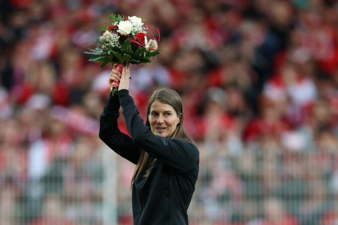 Marie-Louise Eta, Cheftrainerin des 1. FC Union Berlin, bedankt sich bei den Fans, nachdem sie vor ihrem letzten Spiel als Verantwortliche mit Blumen verabschiedet wurde. Die Szene entstand vor dem Bundesliga-Spiel zwischen dem 1. FC Union Berlin und dem FC Augsburg im Stadion An der Alten Försterei in Berlin, Mai 2026. Maja Hitij / Getty Images