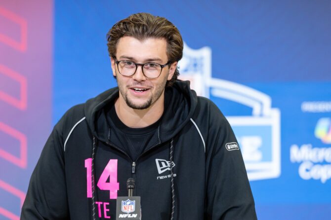 Marlin Klein von den Michigan Wolverines spricht mit Medienvertretern beim NFL Draft Combine 2026 im Indiana Convention Center in Indianapolis am 26. Februar 2026. (Michael Hickey / Getty Images North America via Getty Images)