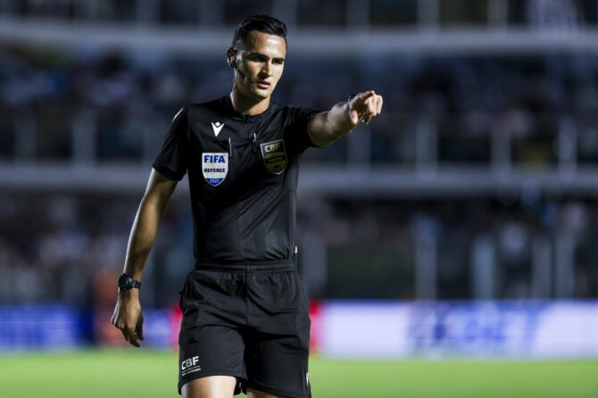 FIFA-Schiedsrichter Matheus Delgado Candançan gibt beim Brasileirao-2025-Spiel zwischen Santos und Mirassol am 19. November 2025 im Estadio Urbano Caldeira in Santos eine Entscheidung. Der brasilianische Referee mit FIFA-Lizenz leitete das Ligaspiel der Série A im altehrwürdigen Santos-Stadion. Ricardo Moreira / Getty Images South America via Getty Images
