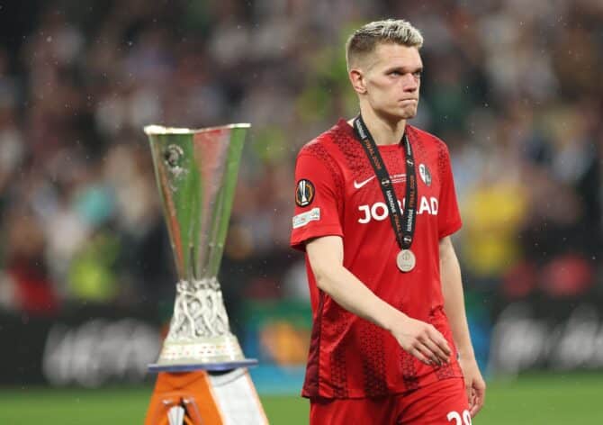 Matthias Ginter vom SC Freiburg wirkt nach Schlusspfiff niedergeschlagen, als er seine Vizemeister-Medaille entgegennimmt. Im Europa-League-Finale am 20. Mai 2026 im Besiktas Park in Istanbul scheiterte der Routinier mit Freiburg knapp an Aston Villa. (Maja Hitij / Getty Images Europe via Getty Images)