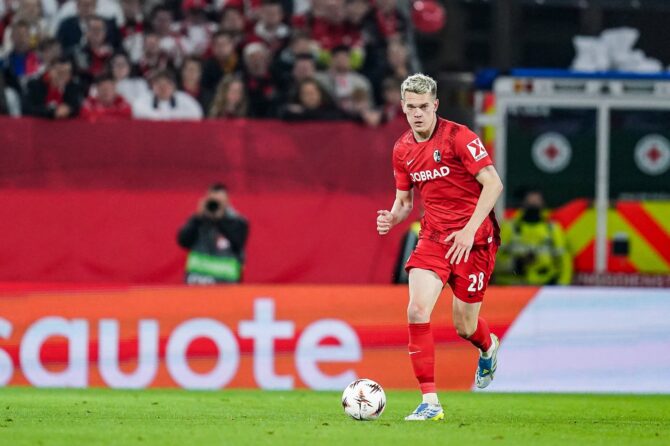 Matthias Ginter vom SC Freiburg mit dem Ball am Fuß im Rückspiel des UEFA Europa League Halbfinales gegen SC Braga. Der Innenverteidiger der Breisgauer war am 7. Mai 2026 im Stadion am Wolfswinkel einer der Ruhepole, als Freiburg um den Finaleinzug kämpfte. (Daniela Porcelli / Getty Images)