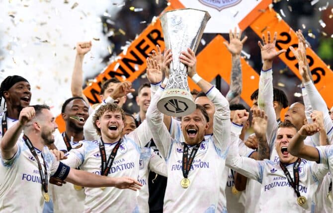 Matty Cash von Aston Villa stemmt gemeinsam mit seinen Teamkollegen die UEFA-Europa-League-Trophäe nach dem Finalsieg gegen den SC Freiburg in die Höhe. Das Endspiel am 20. Mai 2026 im Besiktas Park in Istanbul endete mit dem ersten großen europäischen Titelgewinn für Aston Villa in dieser Epoche. (Alex Grimm / Getty Images Europe via Getty Images)
