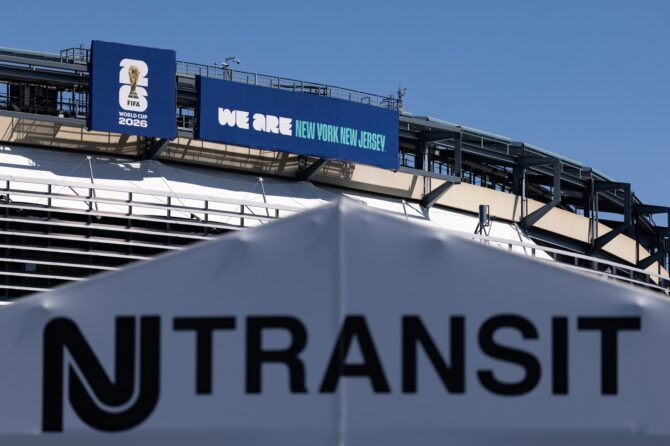 Das New-Jersey-Transit-Branding vor dem MetLife Stadium in East Rutherford, New Jersey – dem WM-2026-Austragungsort New York New Jersey Stadium –, aufgenommen am 1. Mai 2026. Dustin Satloff / Getty Images North America via Getty Images