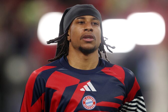Michael Olise von FC Bayern München absolviert die Aufwärmübungen vor dem Rückspiel des UEFA-Champions-League-Halbfinales zwischen dem FC Bayern München und Paris Saint-Germain in der Football Arena München am 6. Mai 2026. (Adam Pretty / Getty Images Europe via Getty Images)