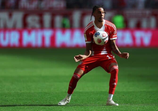Michael Olise kontrolliert den Ball in der Bundesligapartie zwischen dem FC Bayern München und dem 1. FC Heidenheim 1846 in der Allianz Arena in München am 2. Mai 2026. (Adam Pretty / Getty Images Europe)