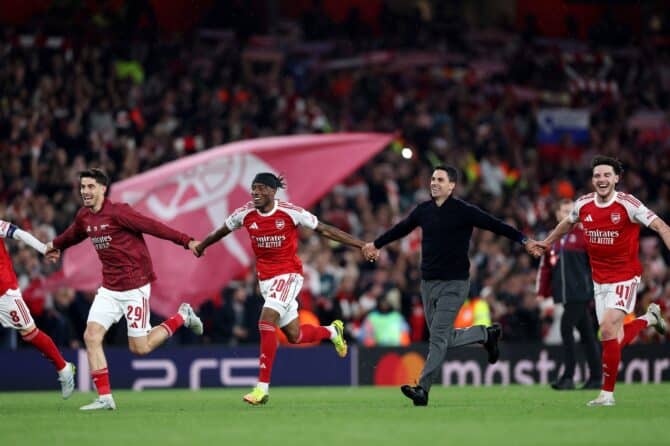 Arsenal-Manager Mikel Arteta feiert am 5. Mai 2026 im Emirates Stadium in London gemeinsam mit Kai Havertz, Noni Madueke und Declan Rice den Einzug ins Finale der UEFA Champions League 2025/26. Mit dem Sieg gegen Atlético de Madrid im Halbfinale-Rückspiel sicherte sich der FC Arsenal das Ticket für das Endspiel der Königsklasse. (Justin Setterfield / Getty Images Europe via Getty Images)