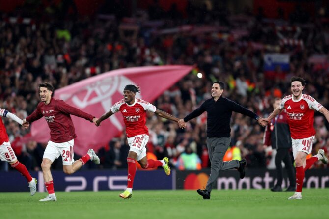 Arsenal-Manager Mikel Arteta feiert am 5. Mai 2026 im Emirates Stadium in London gemeinsam mit Kai Havertz, Noni Madueke und Declan Rice den Einzug ins Finale der UEFA Champions League 2025/26. Mit dem Sieg gegen Atlético de Madrid im Halbfinale-Rückspiel sicherte sich der FC Arsenal das Ticket für das Endspiel der Königsklasse. (Justin Setterfield / Getty Images Europe via Getty Images)