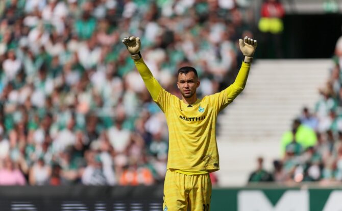 Werder-Torhüter Mio Backhaus reagiert im Bundesliga-Heimspiel gegen den FC Augsburg am Weserstadion in Bremen. Am 2. Mai 2026 empfing Werder Bremen den FCA in der Bundesliga. Selim Sudheimer / Getty Images Europe via Getty Images