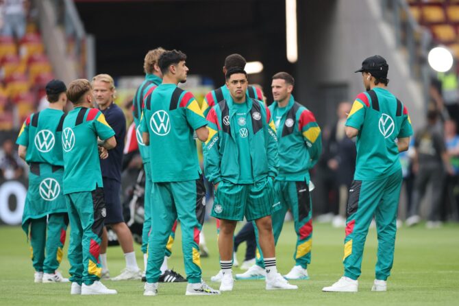 Nadiem Amiri begutachtet den Rasen der MEWA Arena in Mainz vor dem Freundschaftsspiel der deutschen Nationalmannschaft gegen Finnland am 31. Mai 2026. (Alex Grimm / Getty Images Europe via Getty Images)