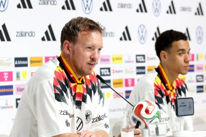 Bundestrainer Julian Nagelsmann spricht bei einer Pressekonferenz in Herzogenaurach neben Spieler Jamal Musiala zu den Medien. Das deutsche Nationalteam bereitet sich in Herzogenaurach auf die anstehenden Freundschaftsspiele vor, bevor es zu den Vereinigten Staaten aufbricht, um an der FIFA-Weltmeisterschaft 2026 teilzunehmen. 30. Mai 2026. Alexander Hassenstein / Getty Images Europe via Getty Images