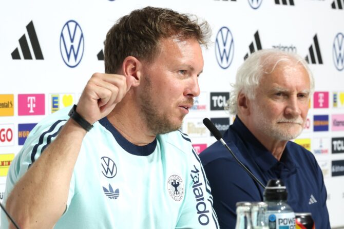 Julian Nagelsmann und Rudi Völler bei der Pressekonferenz der deutschen Nationalmannschaft im adidas HQ Homeground Herzo-Base in Herzogenaurach am 27. Mai 2026. Das DFB-Team absolviert vor der Abreise zur FIFA WM 2026 in den USA noch Testspiele in der Heimat. (Alexander Hassenstein / Getty Images Europe via Getty Images)