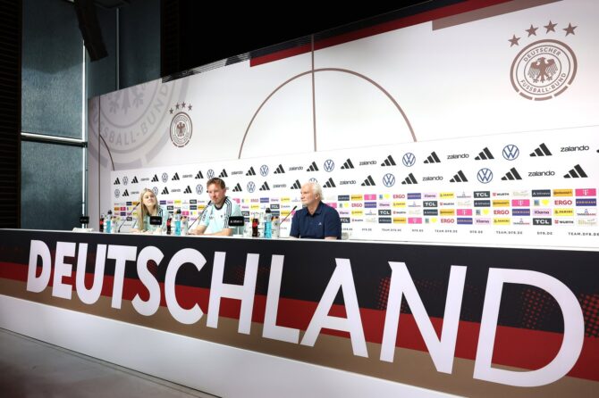 Julian Nagelsmann spricht bei der DFB-Pressekonferenz im adidas HQ Homeground Herzo-Base in Herzogenaurach neben Sportdirektor Rudi Völler zu den Medienvertretern. Die Nationalmannschaft bereitet sich am 27. Mai 2026 auf ihre Testspiele vor, bevor es zur WM 2026 in die USA geht. (Alexander Hassenstein / Getty Images Europe via Getty Images)