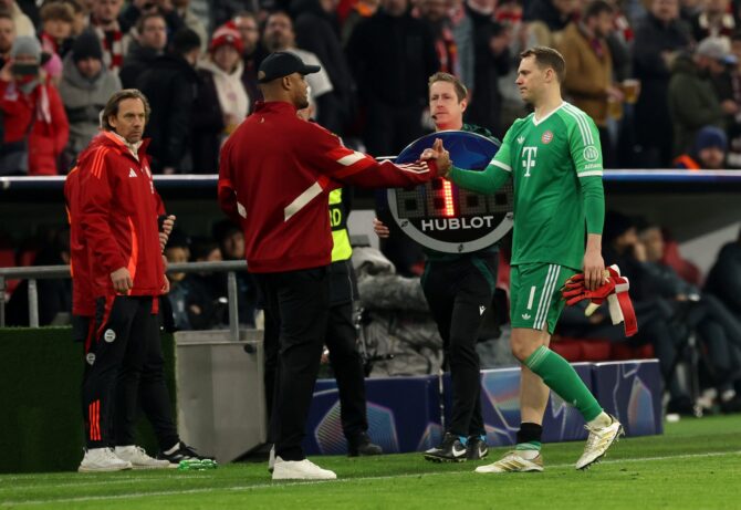 Manuel Neuer und Trainer Vincent Kompany im Gespräch nach Neuers Auswechslung wegen Verletzung im Champions-League-Achtelfinale zwischen Bayern München und Bayer 04 Leverkusen in der Allianz Arena, März 2025. Alexander Hassenstein / Getty Images