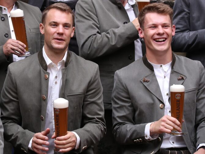 Manuel Neuer (links) und Alexander Nübel, damals beide Torhüter beim FC Bayern München, posieren in bayerischer Tracht mit einem Paulaner-Bierglas in der Hand. Die Aufnahme entstand am 21. September 2020 beim traditionellen Paulaner-Fotoshooting auf dem Nockherberg in München. Alexander Hassenstein / Getty Images Europe via Getty Images