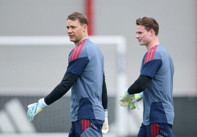 Manuel Neuer und Jonas Urbig vom FC Bayern München beim Training einen Tag vor dem Halbfinal-Rückspiel der UEFA Champions League 2025/26 in der Allianz Arena in München, Mai 2026. Alex Grimm / Getty Images