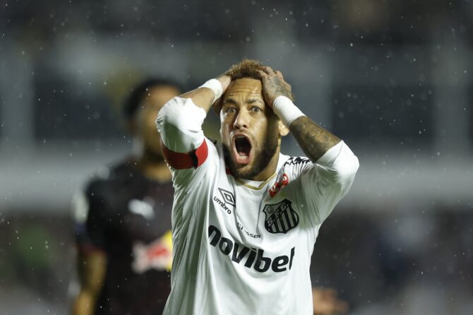 Neymar fasst sich beim Heimspiel des FC Santos gegen Red Bull Bragantino im Brasileirao 2026 fassungslos an den Kopf. Der brasilianische Superstar spielte am 10. Mai 2026 im Estadio Vila Belmiro in Santos im Dauerregen, wo er mit seiner Reaktion Frustration über eine verpasste Chance zeigte. Miguel Schincariol / Getty Images South America via Getty Images