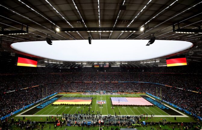 Die Allianz Arena in München im Glanz der Pre-Game-Show vor dem NFL-Duell zwischen den New York Giants und den Carolina Panthers am 10. November 2024. (Adam Pretty / Getty Images Europe via Getty Images)