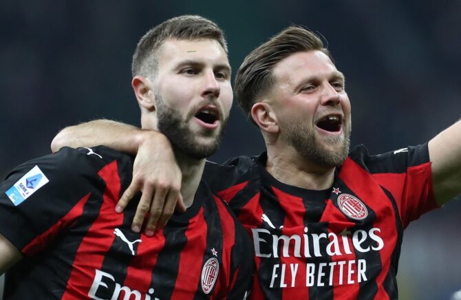 Niclas Füllkrug und Strahinja Pavlovic bejubeln gemeinsam den Sieg von AC Milan im Mailänder Derby der Serie A gegen Inter Mailand am 8. März 2026 im Giuseppe-Meazza-Stadion. (Marco Luzzani / Getty Images Europe via Getty Images)