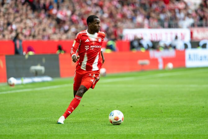 Nicolas Jackson vom FC Bayern München im Zweikampf beim Bundesliga-Heimspiel gegen den VfB Stuttgart in der Allianz Arena in München am 19. April 2026. (Leonhard Simon / Getty Images Europe via Getty Images)