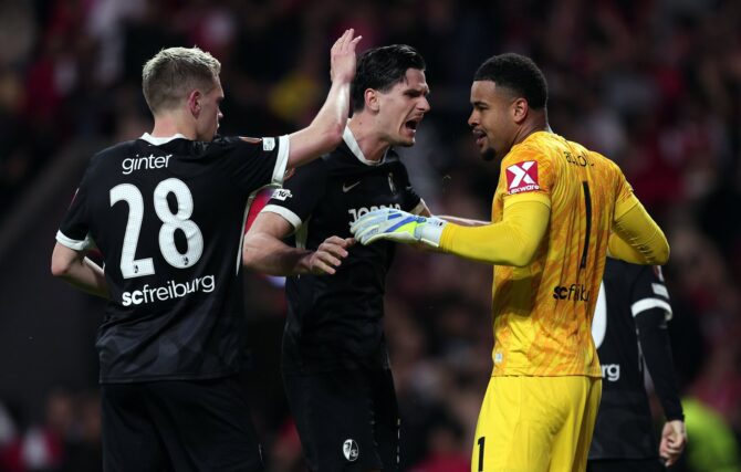 Noah Atubolu, Torwart des SC Freiburg, jubelt mit seinen Mitspielern nach seinem gehaltenen Elfmeter gegen Rodrigo Zalazar vom SC Braga im UEFA-Europa-League-Halbfinal-Hinspiel am 30. April 2026 im Estádio Municipal de Braga in Braga. (Diogo Cardoso / Getty Images Europe via Getty Images)