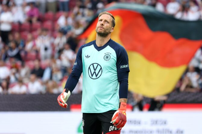 Torhüter Oliver Baumann wärmt sich vor dem Freundschaftsspiel der deutschen Nationalmannschaft gegen Finnland am 31. Mai 2026 in der MEWA Arena in Mainz auf. (Alexander Hassenstein / Getty Images Europe via Getty Images)