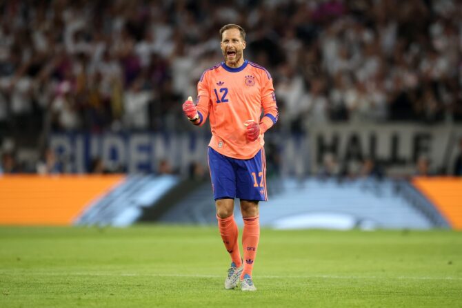 Torhüter Oliver Baumann feiert den Treffer von Deniz Undav zum 1:0 für Deutschland im Freundschaftsspiel gegen Finnland am 31. Mai 2026 in der MEWA Arena in Mainz. (Alex Grimm / Getty Images Europe via Getty Images)
