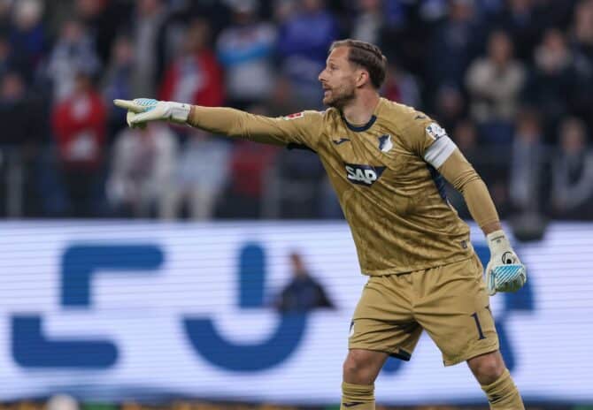 Hoffenheims Torwart Oliver Baumann reagiert beim Bundesliga-Spiel zwischen dem Hamburger SV und der TSG Hoffenheim im Volksparkstadion am 25. April 2026 in Hamburg. (Selim Sudheimer / Getty Images)