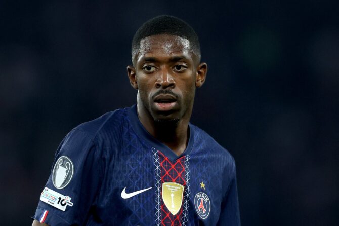 Ousmane Dembélé von Paris Saint-Germain verfolgt das Spielgeschehen im Hinspiel des UEFA-Champions-League-Halbfinales zwischen Paris Saint-Germain und dem FC Bayern München im Parc des Princes am 28. April 2026 in Paris. (Alexander Hassenstein / Getty Images)
