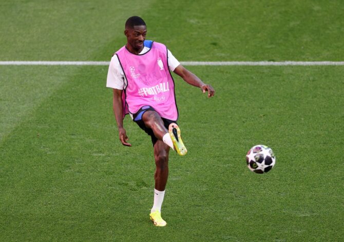 BUDAPEST, 29. MAI 2026: Ousmane Dembele, Flügelstürmer von Paris Saint-Germain, spielt beim Abschlusstraining in der Puskas Arena einen Pass. Der französische Nationalspieler bereitete sich mit dem PSG-Kader einen Tag vor dem UEFA-Champions-League-Finale 2026 gegen den FC Arsenal auf das Endspiel vor. (Foto: Justin Setterfield / Getty Images)