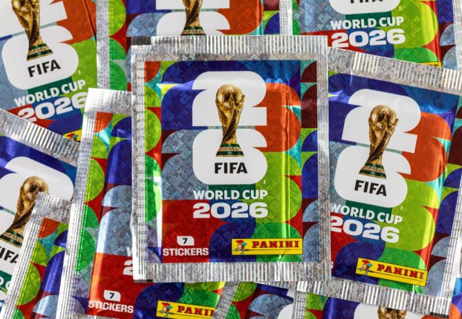 Mehrere Panini-Stickerpäckchen der FIFA Fußball-Weltmeisterschaft 2026 liegen nebeneinander. Jedes Päckchen enthält sieben Sticker mit dem offiziellen WM-2026-Logo und dem Pokal. Das Sammeln der Panini-Sticker ist für Millionen Fans ein festes Ritual rund um jedes WM-Turnier. (Copyright Depositphotos.com)
