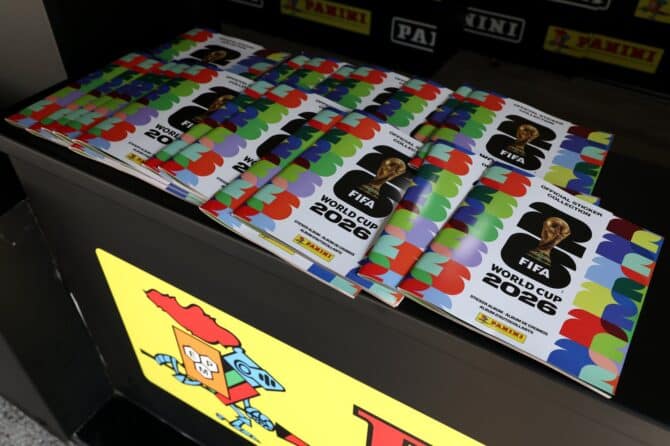 Panini-Sammelhefte zur FIFA Fußball-Weltmeisterschaft 2026 liegen beim Community Event der FIFA WM Trophy Tour von Coca-Cola am 24. April 2026 im Boys & Girls Club in East Dallas, Texas, aus. (Rick Kern / Getty Images North America via Getty Images)