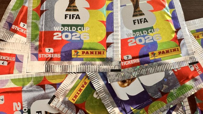 Mehrere dicht nebeneinander liegende Panini-WM-2026-Sticker-Tüten mit dem Pokal-Motiv der FIFA Fußball-WM 2026.