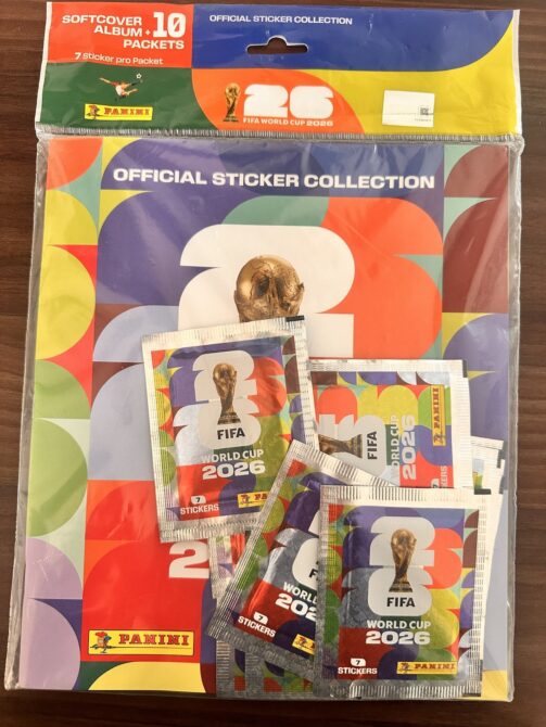 Das eingeschweißte Panini-WM-2026-Sammelalbum Official Sticker Collection mit aufliegenden Sticker-Tüten.