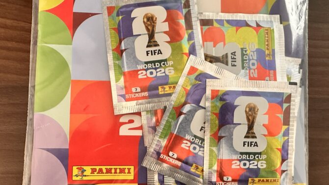 Das Panini-WM-2026-Sammelalbum mit mehreren obenauf liegenden Sticker-Tüten in der Detailansicht.