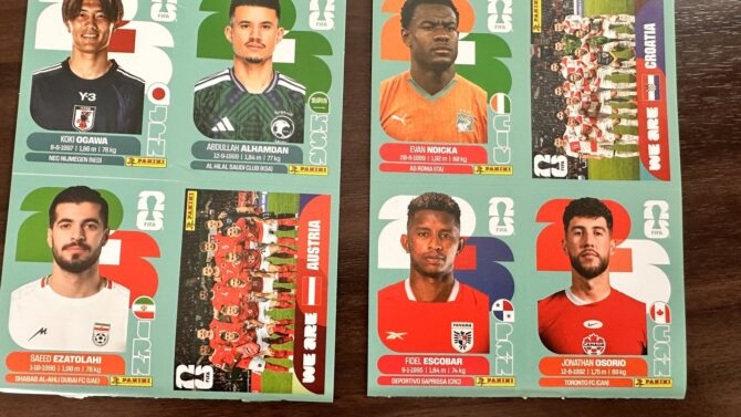Mehrere Panini-Sticker-Bögen zur FIFA Fußball-WM 2026 mit Spieler-Stickern aus Japan, Saudi-Arabien, dem Iran und Kanada sowie Mannschafts-Stickern von Kroatien und Österreich.