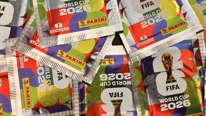 Ein Haufen ungeöffneter Panini-Sticker-Tüten zur FIFA Fußball-WM 2026.
