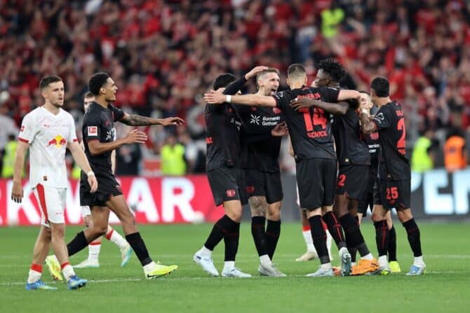Patrik Schick von Bayer 04 Leverkusen feiert mit Teamkollegen einen Treffer