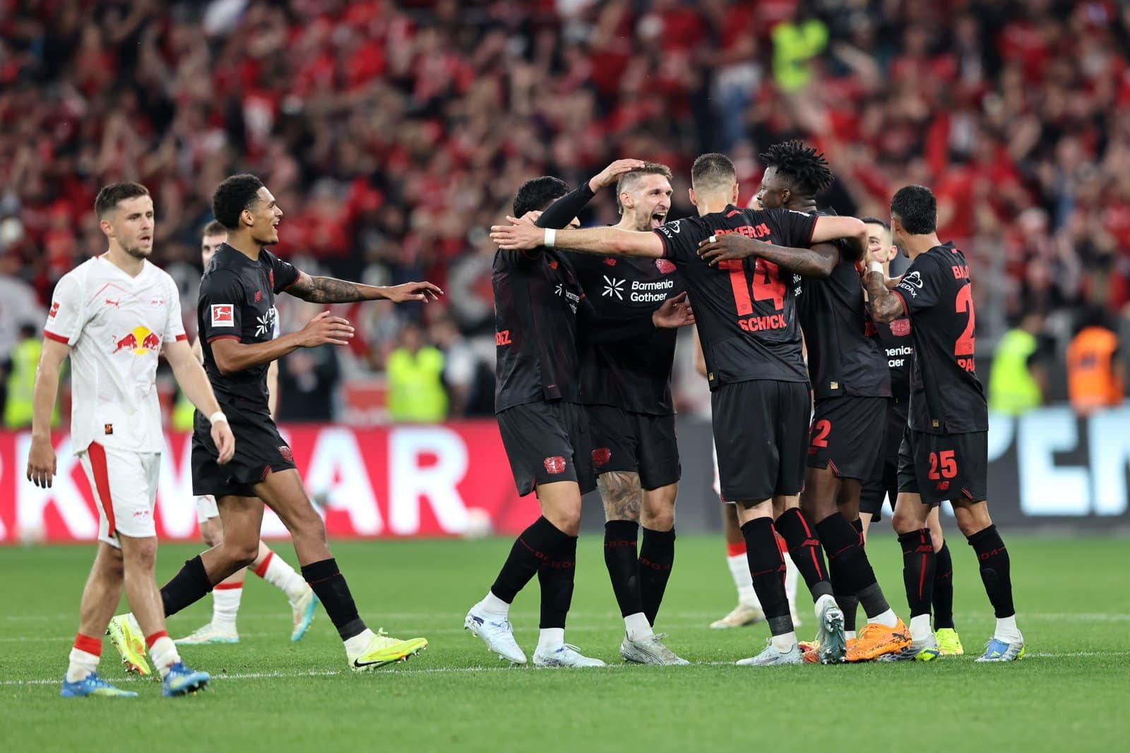 Patrik Schick und seine Teamkollegen von Bayer 04 Leverkusen bejubeln einen Treffer in der BayArena. (Getty Images)