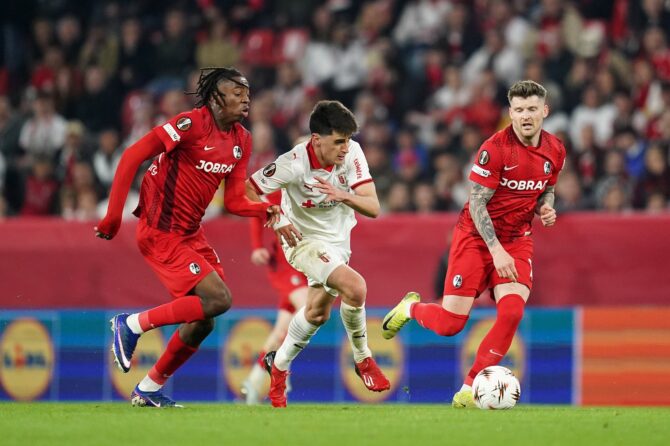 Pau Victor von SC Braga setzt sich mit dem Ball durch, während ihm Johan Manzambi (l.) und Lukas Kübler (r.) vom SC Freiburg unter Druck setzen – Rückspiel im UEFA-Europa-League-Halbfinale 2025/26 im Stadion am Wolfswinkel am 7. Mai 2026 in Freiburg im Breisgau. Daniela Porcelli / Getty Images Europe via Getty Images