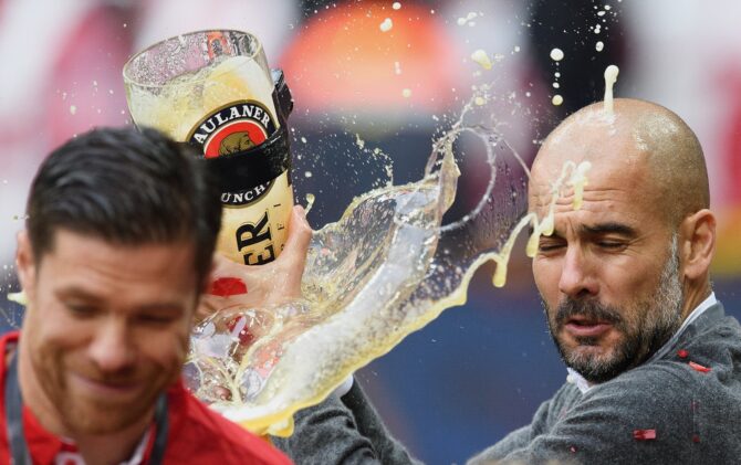 FC-Bayern-Trainer Pep Guardiola wirft nach dem Meistertitel sein Bierglas in die Luft nach dem Bundesliga-Spiel gegen Hannover 96 in der Allianz Arena in München am 14. Mai 2016. (Matthias Hangst / Bongarts via Getty Images)