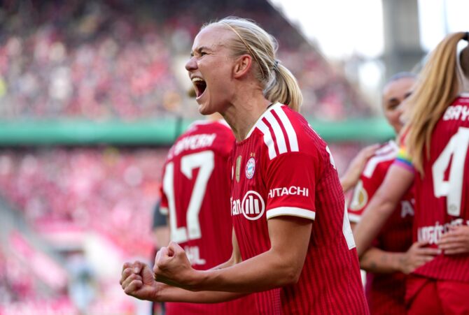 Pernille Harder vom FC Bayern München bejubelt ihr Tor zum 2:0 im DFB-Pokal-Finale der Frauen 2026 gegen den VfL Wolfsburg im RheinEnergieStadion in Köln am 14. Mai 2026. Pau Barrena / Getty Images