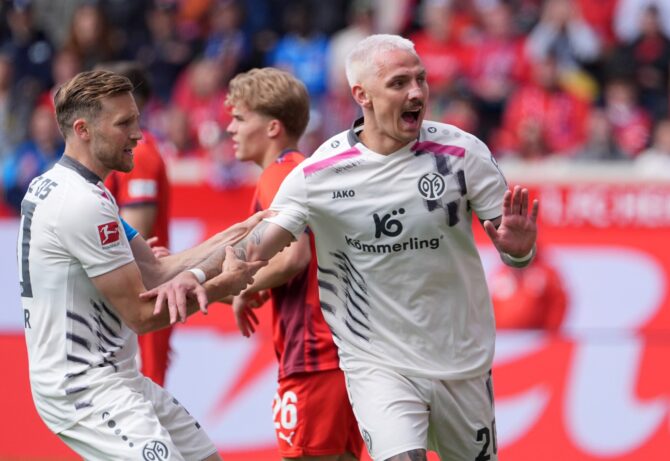 Phillip Tietz vom 1. FSV Mainz 05 bejubelt seinen Treffer zum 1:0 vor den Fans des 1. FC Heidenheim. Die Szene entstand beim Bundesliga-Spiel zwischen dem 1. FC Heidenheim 1846 und dem 1. FSV Mainz 05 in der Voith-Arena in Heidenheim, Mai 2026. Leonhard Simon / Getty Images