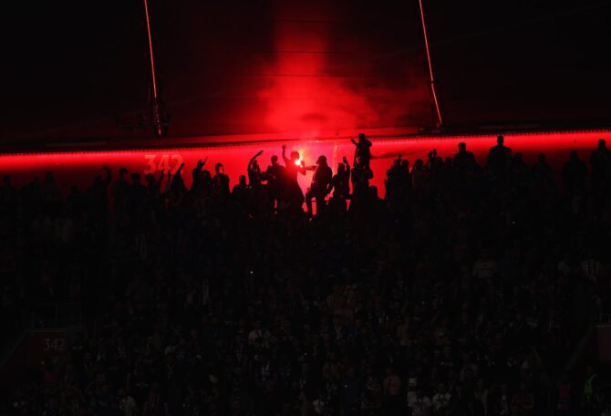 PSG-Fans zünden in der Münchner Allianz Arena Bengalos und feiern den Einzug ins Finale – eine stimmungsvolle Szene aus dem UEFA-Champions-League-Halbfinale-Rückspiel zwischen FC Bayern München und Paris Saint-Germain am 6. Mai 2026. (Adam Pretty / Getty Images Europe)