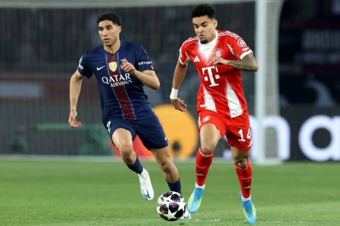Ein FC-Bayern-Spieler treibt am 28. April 2026 im Parc des Princes in Paris den Ball voran, verfolgt von einem PSG-Verteidiger. Im Hinspiel des Halbfinales der UEFA Champions League 2025/26 lieferten sich beide Teams einen intensiven Kampf um den Einzug ins Finale der Königsklasse. (Getty Images)