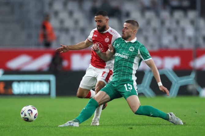 Ramien Safi von Rot-Weiss Essen im Zweikampf mit Jan Elvedi von der SpVgg Greuther Fürth im Hinspiel des 2.-Bundesliga-Playoffs im Stadion an der Hafenstraße in Essen am 22. Mai 2026. Rot-Weiss Essen und Greuther Fürth ermitteln in zwei Partien, welche Mannschaft in der kommenden Saison in der 2. Bundesliga spielt. Lars Baron / Getty Images Europe via Getty Images