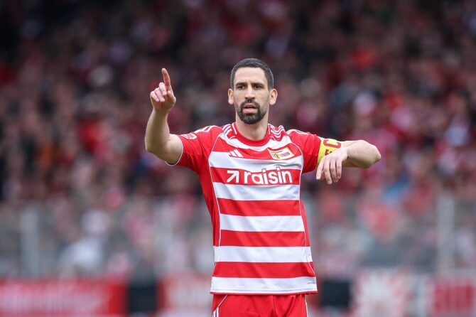 Rani Khedira vom 1. FC Union Berlin zeigt Emotionen während des Bundesliga-Spiels gegen den FC St. Pauli im Stadion An der Alten Försterei in Berlin, April 2026. Ronny Hartmann / Getty Images