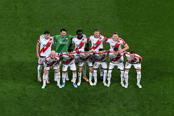 Die Mannschaft von Rayo Vallecano de Madrid posiert vor dem UEFA Conference League Finale 2026 in Leipzig für das offizielle Teamfoto. Am 27. Mai trat der spanische Erstligist im Football Arena Leipzig gegen Crystal Palace FC an. Oliver Hardt / Getty Images